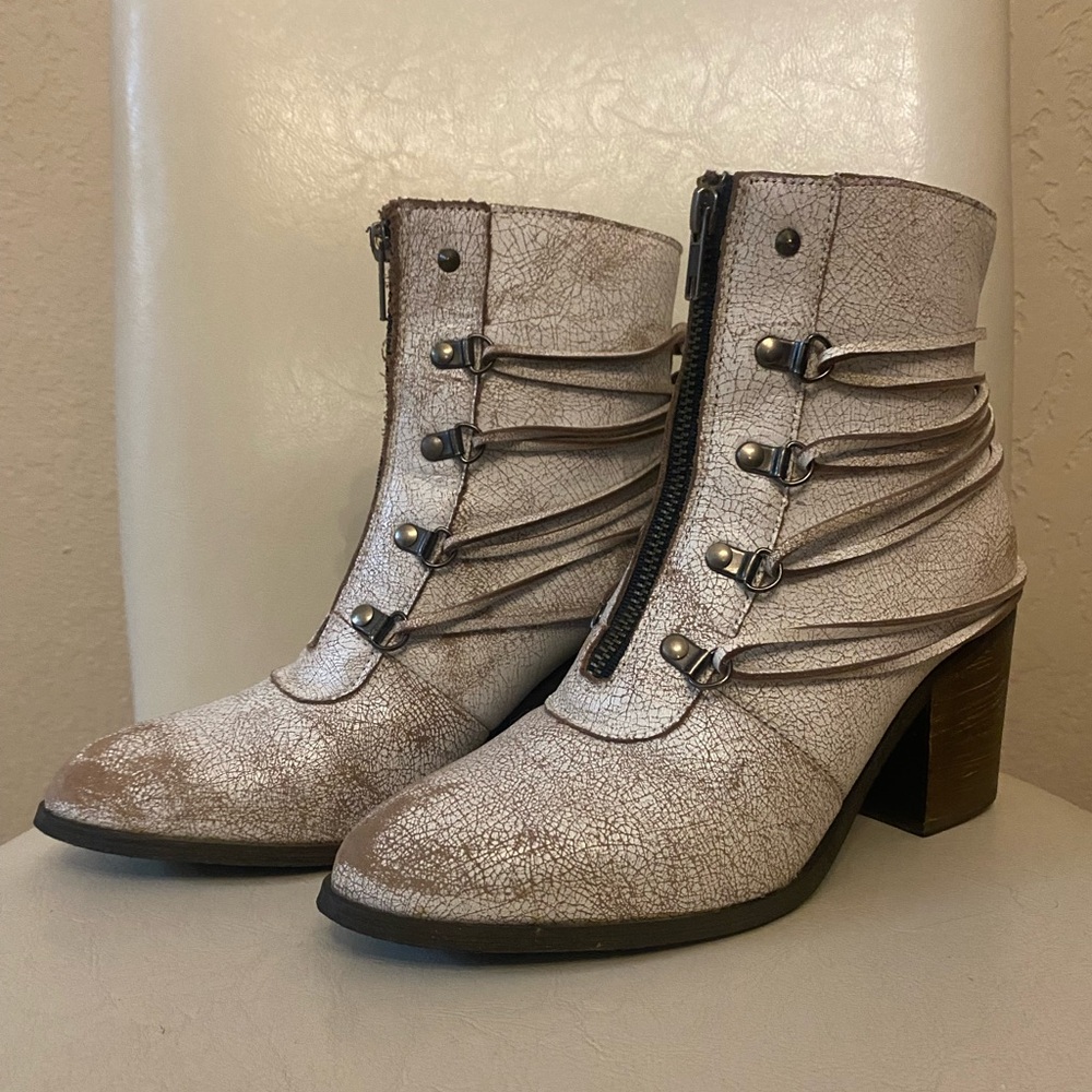 Sbicca Distressed White Boots, Size 6.5